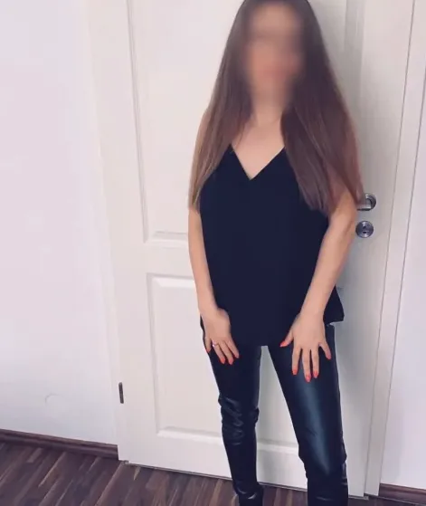 Daniela, 32