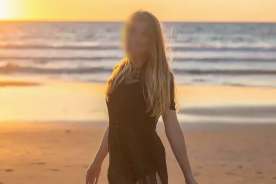 Lilly, 32