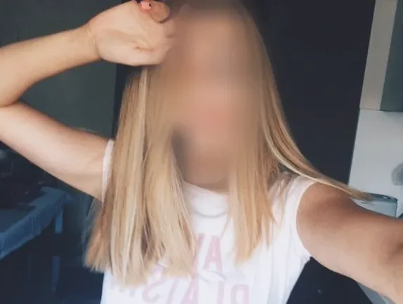 Mia, 28
